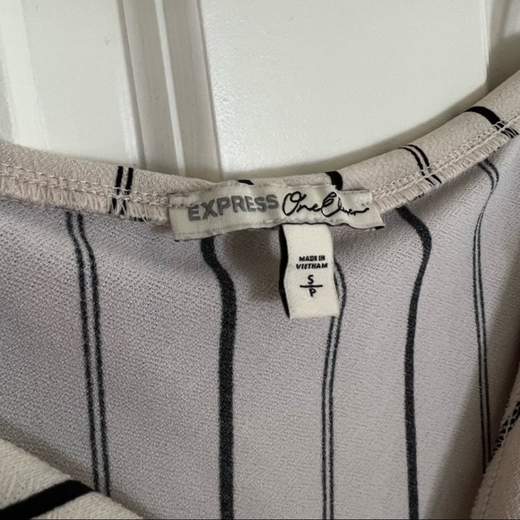 Size Small Express Summer Cropped Shirt - Picture 2 of 4